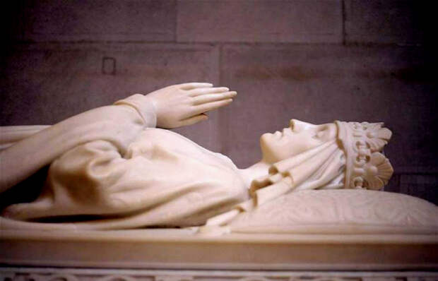 Девочка-король, которой поклонился Папа Римский, и её несчастная любовь