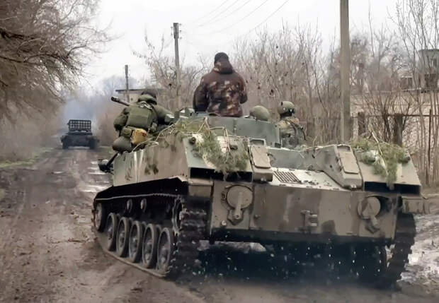 Показаны кадры одиночного штурма Царь-танка Т-72 центра Красногоровки