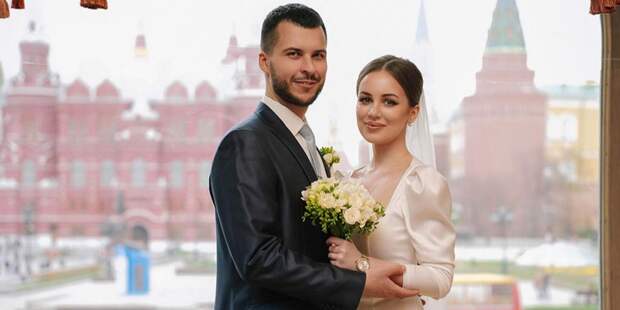 165 пар стали поженились в День России в Москве