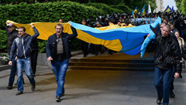 Марш участников Организации украинских националистов С14, протестующих против акции Бессмертный полк в Киеве. 9 мая 2017 года