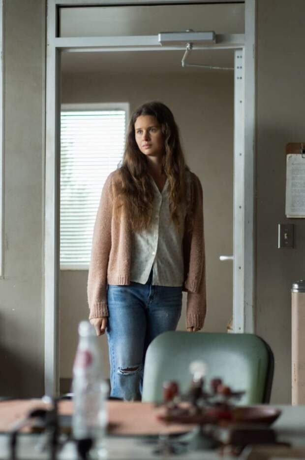 Sara At The Station - FROM Season 2 Episode 10