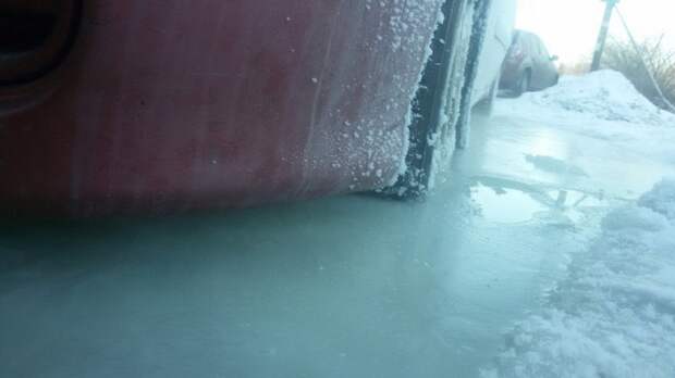 Из-за прорыва трубы автомобиль оказался ледяном плену заморозки, зима, лед