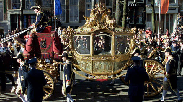 ST: «изрубить и сжечь» — в Нидерландах королевскую семью призвали отказаться от использования расистской кареты