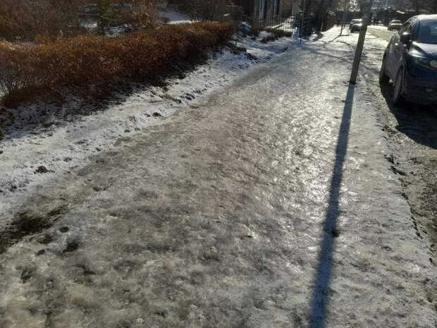 Каток под ногами и лёд над головой: Владивосток продолжает бороться с последствия непогоды