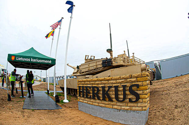 На фото: на церемонии открытия Camp Herkus.