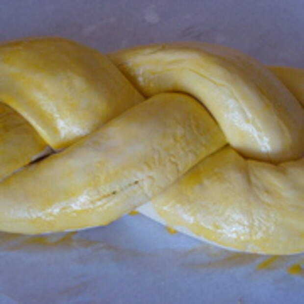 Фото приготовления рецепта: Коса из слоеного теста с сыром и зеленью
