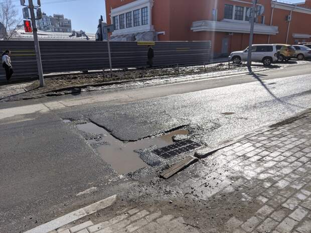 В Барнауле водители объезжают разбитую дорогу по тротуару на Кулагина