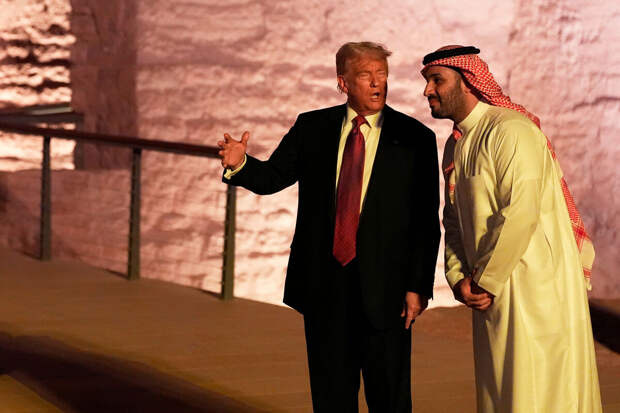 Трамп заявил, что саудовский принц ибн Салман должен "целовать его задницу"
