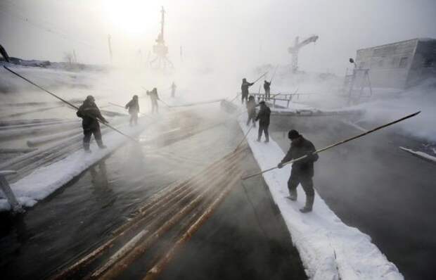 Сибиряки сплавляют лес. Да, в мороз и без страховки. работа, страх, труд, тяжесть