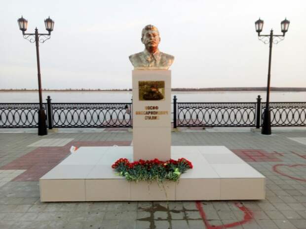 Бюст Сталина в Сургуте(2016)|Фото: vk.com