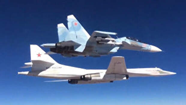 Сопровождение истребителем Су-30СМ бомбардировщика-ракетоносца Ту-160 Военно-космических сил России. Архивное фото