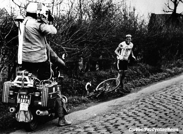 Hennie Kuiper rijdt in de finale van Parijs-Roubaix 1983  lek, maar wint toch de Hel!, foto Cor Vos ©