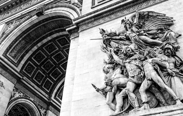 воинственные девы с крыльями, призывающие к битве на триумфальной арке в Париже