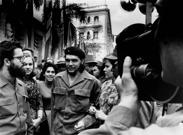 Гевара во время прогулки по улицам Гаваны с женой Алейдой (справа) в 1960 году