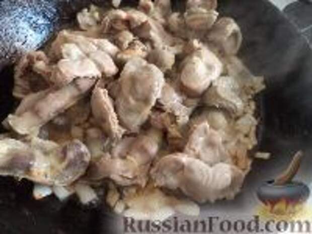 Фото приготовления рецепта: Куриные желудочки в подливке - шаг №5