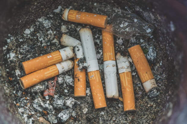 Сигареты выделяют вредные вещества даже после тушения