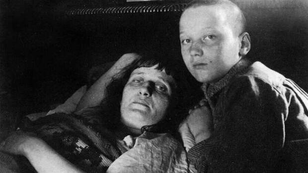 Ахматова с сыном Львом, 1920-е годы Ахматова с сыном Львом, 1920-е годы