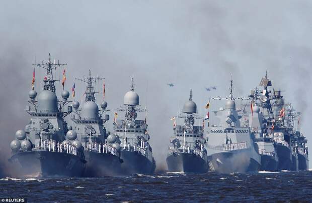 Российские военные корабли сегодня во время парада по случаю Дня Военно-Морского Флота в Кронштадте близ Санкт-Петербурга, Россия 