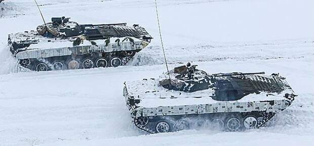 Белорусские военные использовали газеты в качестве маскировки для техники (2 фото)