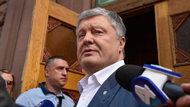 Экс-президент Украины Петр Порошенко у здания Государственного бюро расследований Украины