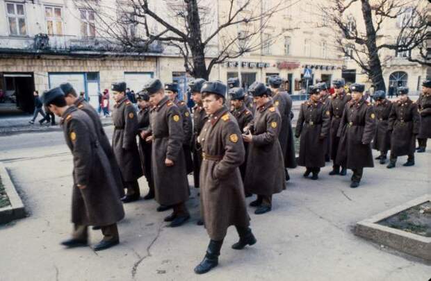 Солдаты в центре города. СССР, Львов, 1990 год. Солдаты в центре города. СССР, Львов, 1990 год.