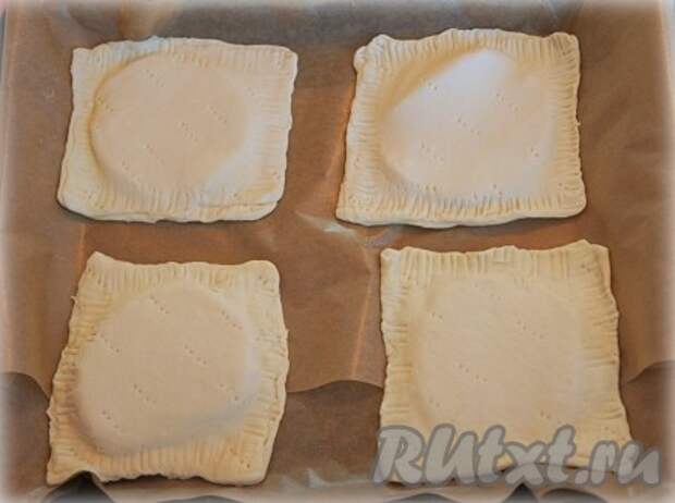 Аналогично сформируйте остальные слойки с адыгейским сыром. Противень застелите бумагой для выпечки, выложите слойки и сделайте на каждой несколько наколов вилкой. 