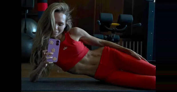 "3 подхода по 200 раз". Стеша Маликова, которую подозревают в анорексии, показала фигуру