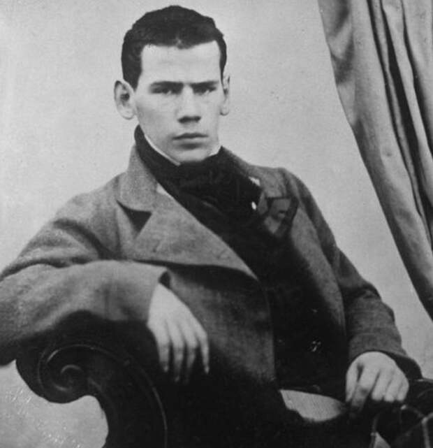 Портретная фотография Льва Николаевича Толстого.
