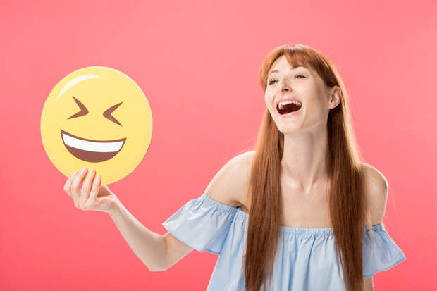 Помогает перенести боль, похудеть и снижает тревожность: в минздраве рассказали, чем полезны улыбка и смех