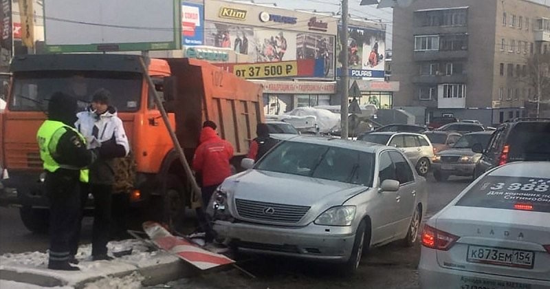Водитель КамАЗа спровоцировал ДТП в Новосибирске