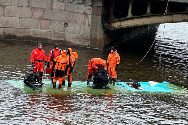 ТАСС: автобус с 20 пассажирами упал в реку Мойку в центре Санкт-Петербурга