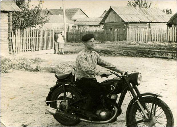 В СССР выпускалось несколько марок мотоциклов: Иж, Урал, Днепр, Минск, Восход, Ковровец СССР, деревня, мотоциклы