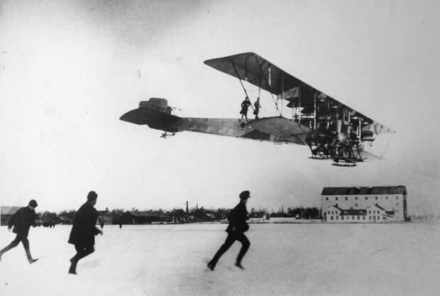 Sikorsky_Ilia_Muromets_prototype_landing_5959302120_grayscale,_contrast.jpg