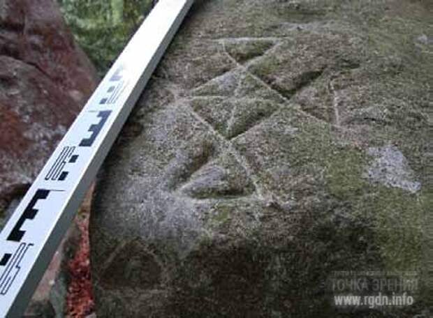 Ромбовидный знак на голове ящера Татарское святилище, Большой Рожен I петроглифы