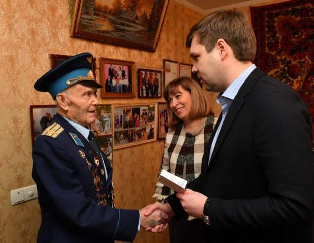 Юбилейную медаль Алексею Трофимову вручают заместитель префекта Альберт Юмадилов и начальник УСЗН ЮВАО Ольга Корчагина/Денис Афанасьев, «Юго-Восточный курьер»