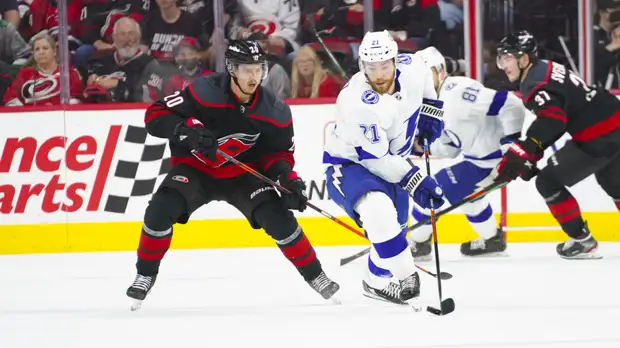 «Тампа» победила «Каролину» и вышла в полуфинал Кубка Стэнли