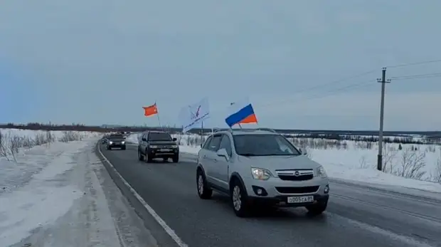 По Ямалу движутся колонны машин, передавая эстафету друг другу