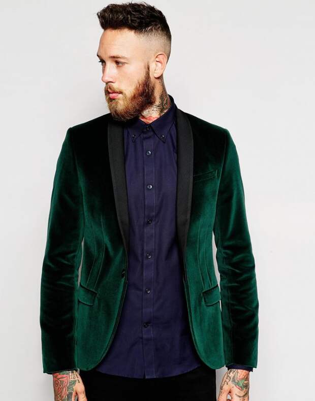 Зеленый мужской бархатный пиджак с черными брюками