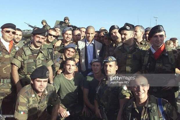 Футболист Роналдо во время посещения Косово и Метохии, 27 сентября 1999 года. интересно, история, фото