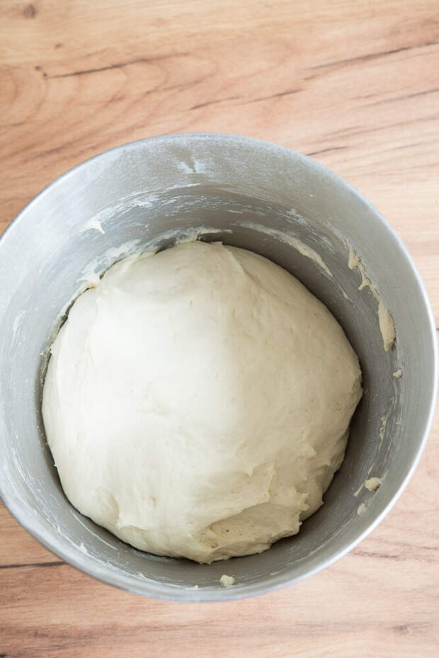 Мини пиццы с маслинами, салями,грибами и моцарелой