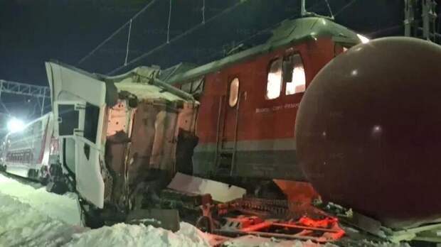 Пассажирский поезд столкнулся с грузовиком в Мордовии