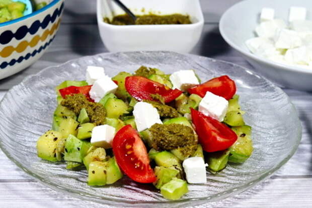 Фото к рецепту: Салат из кабачков с сыром фета и помидорами
