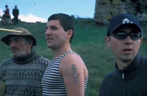 Сергей Бодров на съемках своего последнего фильма *Связной*. Северная Осетия, Кармадонское ущелье, 2002 | Фото: doseng.org Сергей Бодров на съемках своего последнего фильма *Связной*. Северная Осетия, Кармадонское ущелье, 2002 | Фото: doseng.org