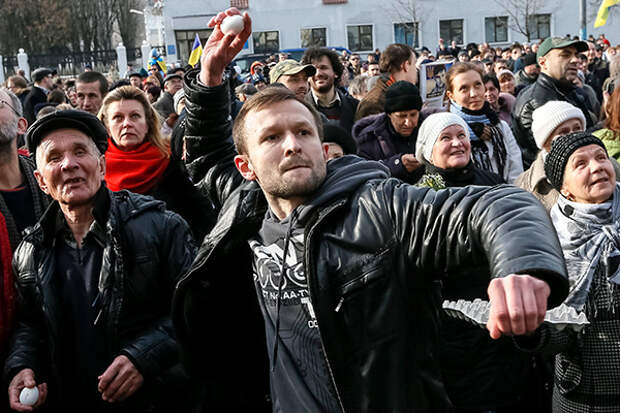 Protesters throw eggs toward a building of the Russian embassy during a rally demanding the liberation of Ukrainian army pilot Nadezhda Savchenko by Russia, in Kiev, Ukraine, March 6, 2016. REUTERS/Gleb Garanich