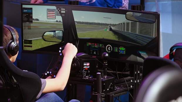 На фестивале "Масленица" в Москве проходит турнир по виртуальному автоспорту