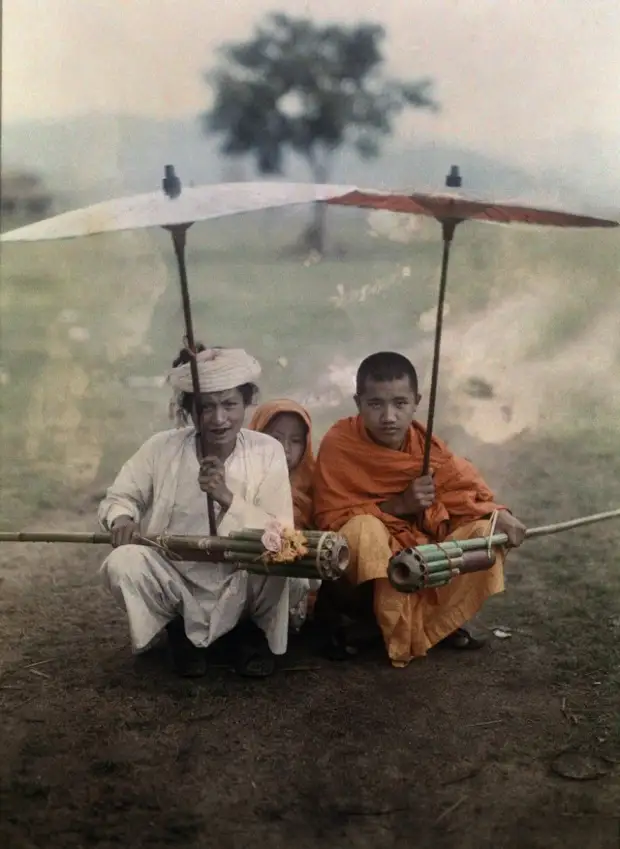 Подготовка к запуску бамбуковых ракет, Мьянма, 1931. Автохром, фотограф В. Роберт Мур