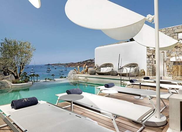 Kensho Boutique Hotel & Suites. Шезлонги у бассейна.