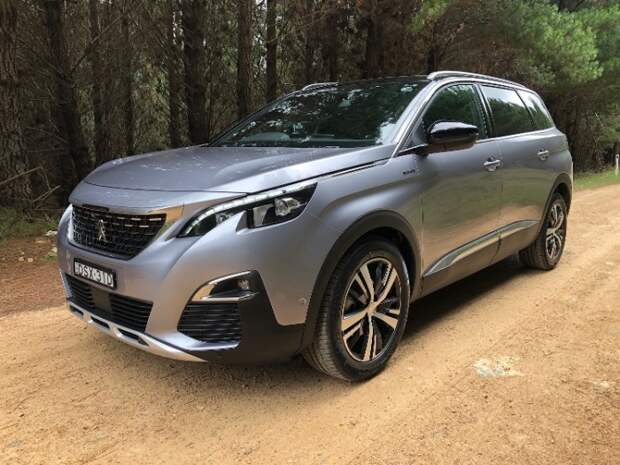 Французский компактвэн Peugeot 5008 не может предложить ничего кроме дизайна. | Фото: gaycarboys.com.au.