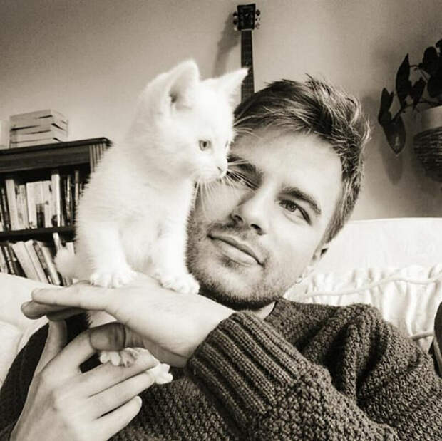 Ангелочек. Instagram hotdudeswithkittens.