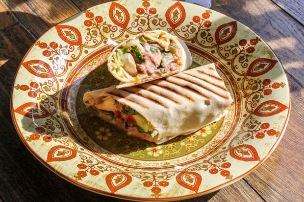 Россияне чаще всего предпочитают шаурму с курицей, вегетарианская — в топ-3